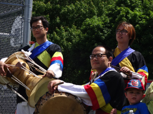 Des joueurs de tambour étaient sur place pour célébrer le mariage