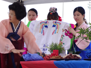 L'épouse se cache avec pudeur avant d'être officiellement mariée