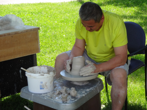 Kiosque de poterie traditionnelle. Les enfants se sont bien amusés!