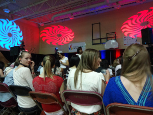 La salle pour les finaux régionaux de K-pop était comble et tous chantaient les classiques de K-pop par coeur!