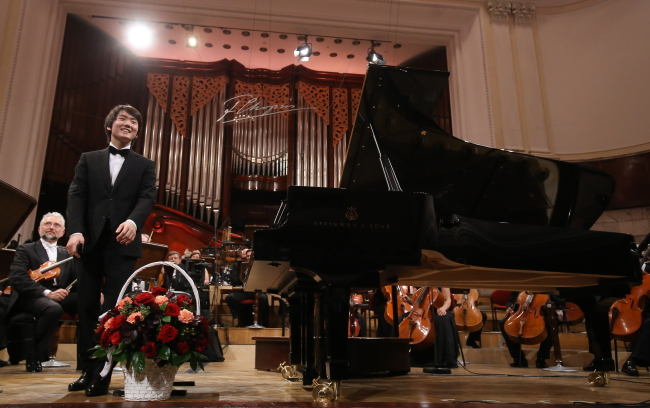 Warszawa, 21.10.2015. Zwyciêzca konkursu, laureat I nagrody i zdobywca z³otego medalu w XVII Miêdzynarodowym Konkursie Pianistycznym im. Fryderyka Chopina, Seong-Jin Cho z Korei Po³udniowej podczas I Koncertu Laureatów w Filharmonii Narodowej w Warszawie, 21 bm. (cat) PAP/Pawe³ Supernak