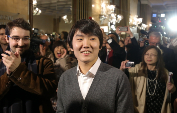 Warszawa, 20.10.2015. Zwyciêzca konkursu, zdobywca z³otego medalu i laureat pierwszego miejsca Seong-Jin Cho (C) z Korei Po³udniowej chwilê po og³oszeniu werdyktu jury, w nocy z 21 na 22 bm. w Filharmonii Narodowej. (cat) PAP/Pawe³ Supernak