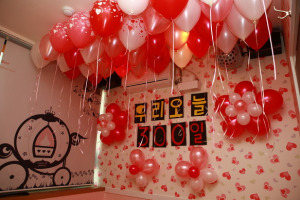 There are event cafes in Korea specifically for couples that need a private venue to celebrate their frequent anniversaries. 