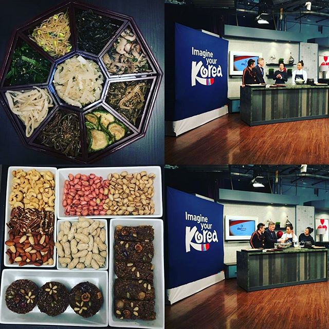 On the Rogers TV daytime show Korean Embassy talked about the great full moon day with chef Sunna! 
On the great full moon day we eat Okogrice, rice with 5 grains , korean herbs and all kinds of nuts 🍴
#rogerstv  #koreanembassyofcanada #the greatfullmoondday #imagineyourkorea #주캐나다대한민국대사관 #정월대보름 #한국